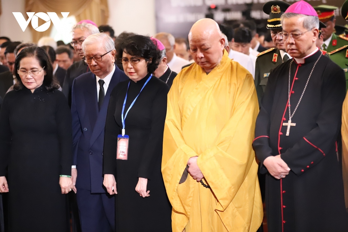 Municipal leaders and representatives of religious organisations come together to respectfully bid farewell to the late Party leader 