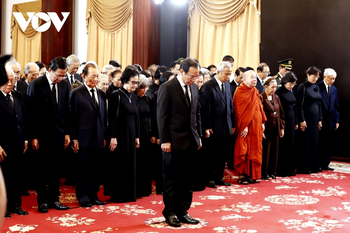The officials observe a minute of silence to commemorate the Party chief.