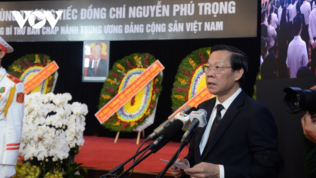 Phan Van Mai, chairman of the Ho Chi Minh City People's Committee, presides over the memorial service for the Party General Secretary 