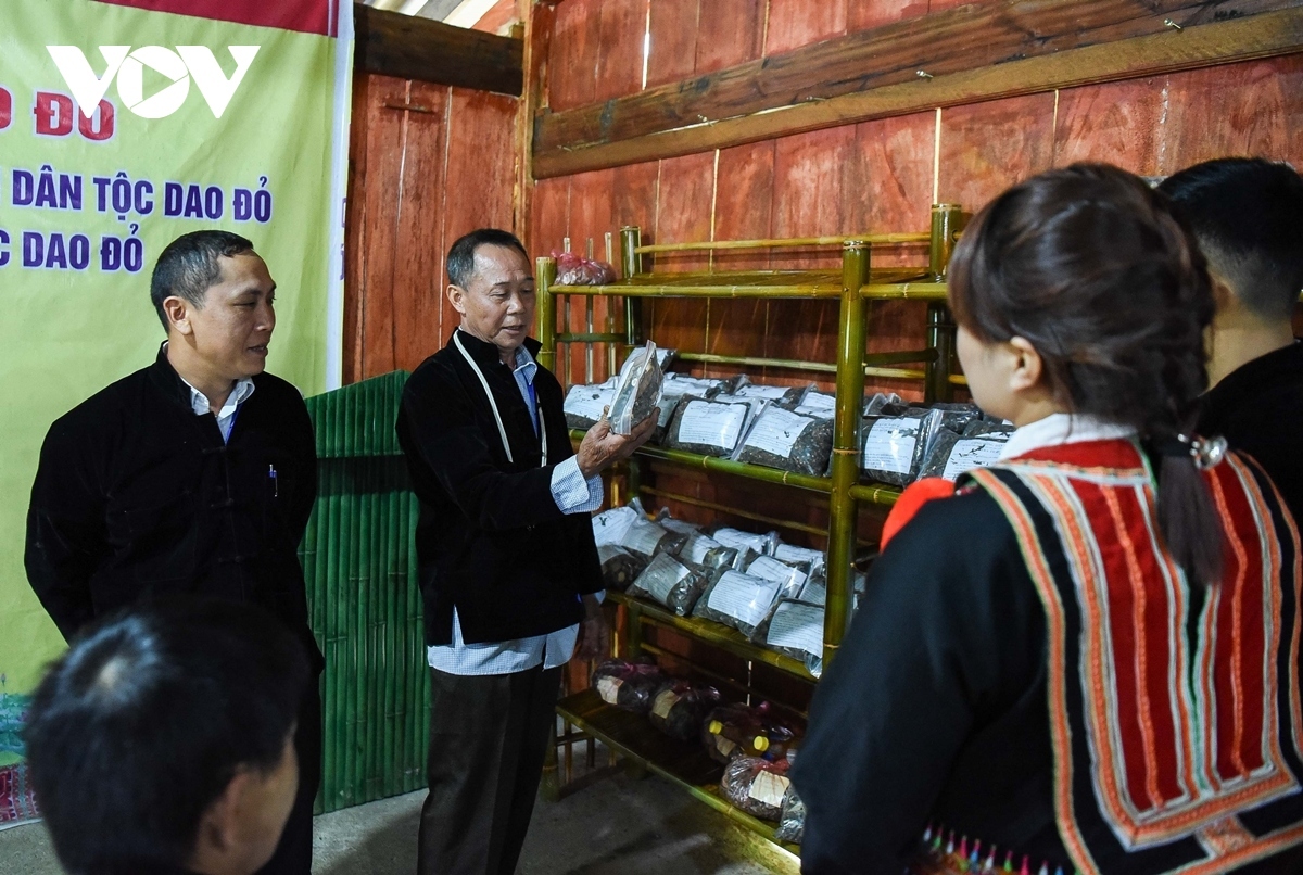 Many traditional remedies of the Red Dao ethnic people are still preserved in their original form from their predecessors’ generations.