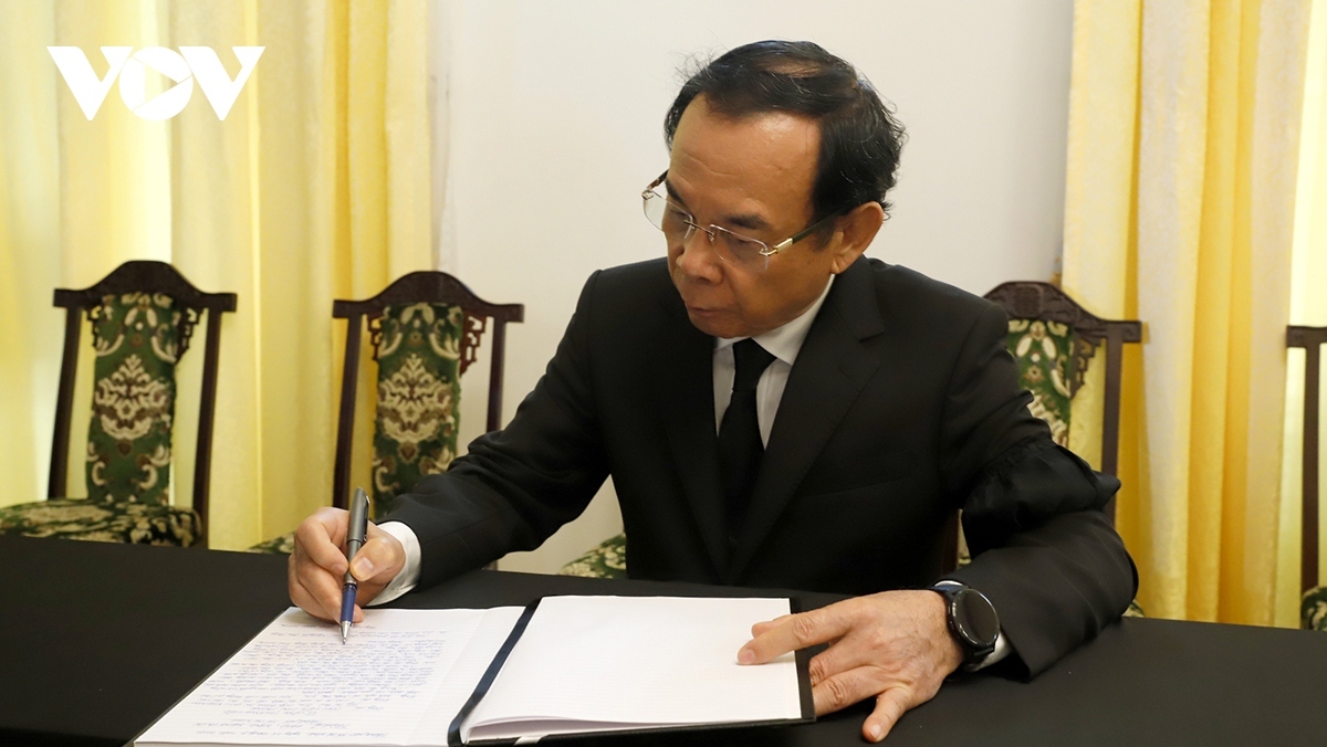 In the condolence book, Secretary of the Ho Chi Minh City Party Committee Nguyen Van Nen writes that the demise of Party General Secretary Nguyen Phu Trong is a great loss to the Party, State and people of Vietnam, as well as his family and relatives.