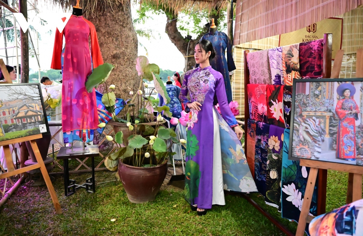 Hue girls don Ao Dai costumes which are printed with lotus flowers.