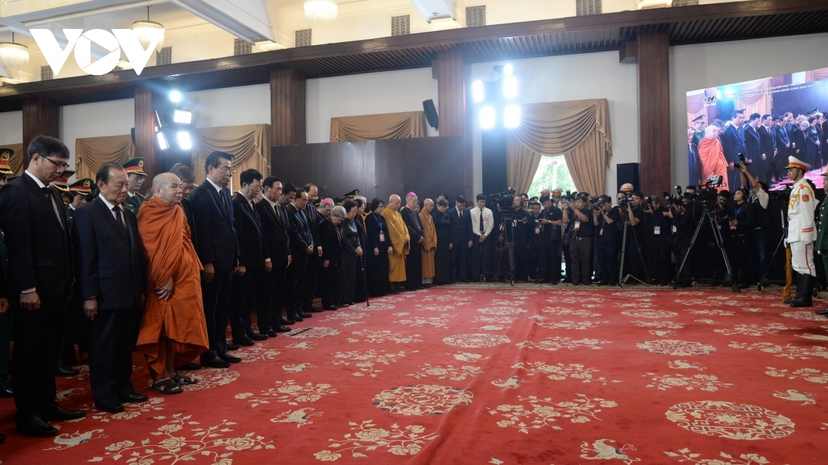 Delegates of the municipal Party Committee, People's Council, People's Committee, Vietnam Fatherland Front Committee of Ho Chi Minh City, and representatives from social organisations, diplomatic corps, as well as people from all walks of life, pay their last respects to the Party chief.