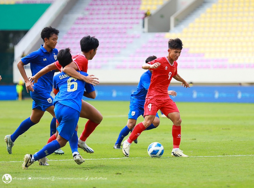 A fierce fight for the ball between Vietnamese players (in red jersey) and Thai players. (Photo: VFF)