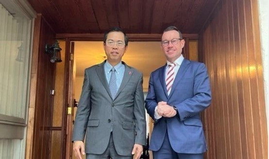 Vietnamese Ambassador to Australia Pham Hung Tam (L) and Trade and Investment Queensland Chief Executive Officer Justin McGowan