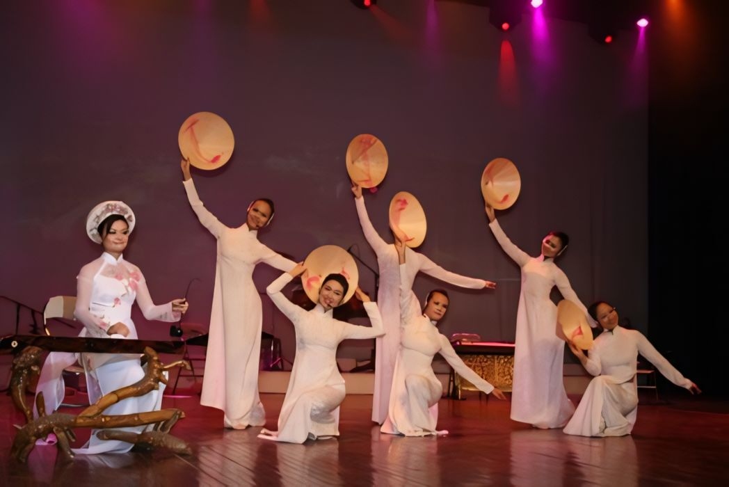 A conical hat performane during a Vietnamese culture day in Denmark (Photo: https://vnembassy-copenhagen.mofa.gov.vn/)
