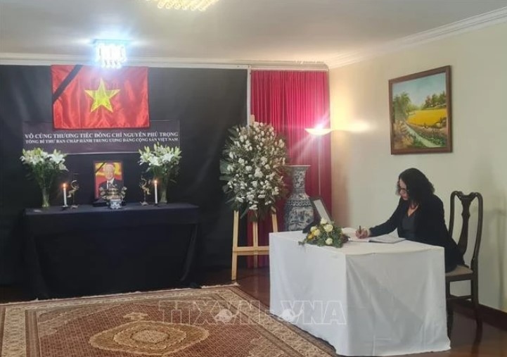 Luciana Santos, Chairman of PCdoB and Minister of Science, Technology, and Innovation signs the condolence book at the Vietnamese Embassy in Brazil (Photo: VNA)