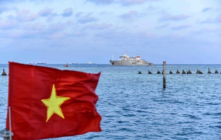 Vietnamese flag is seen at Sinh Ton Dong (Sin Cowe East) island, part of Vietnam’s Truong Sa archipelago in April, 2023. (Photo: baoquocte.vn)