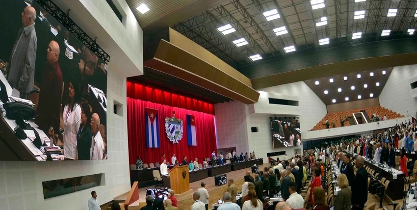 Deputies to the ongoing session of the National Assembly of the Cuban People’s Power observe a minute of silence on July 19 in commemoration of the Vietnamese Party General Secretary. (Photo: Granma)