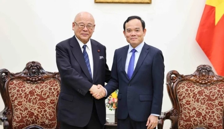 Deputy Prime Minister Tran Luu Quang (R) and Special Advisor to the Japan-Vietnam Parliamentary Friendship Alliance Takebe Tsutomu (Photo: VNA)