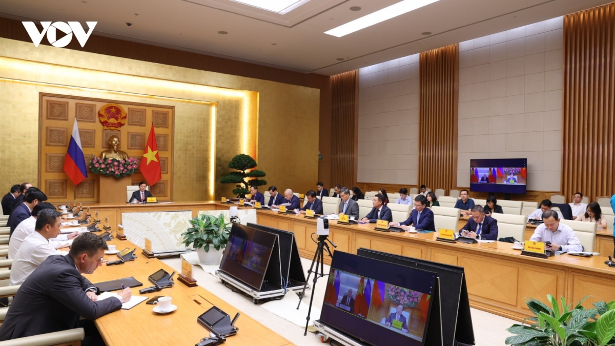 Deputy Prime Minister Tran Hong Ha co-chairs the meeting from Hanoi