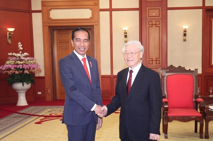 Party General Secretary Nguyen Phu Trong welcomes Indonesian President Joko Widodo on the latter's Vietnam visit in 2018.