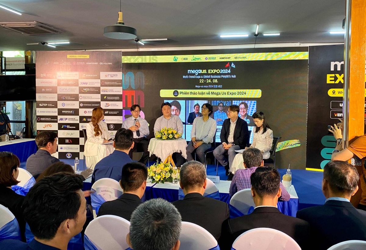 Organisers share information about Mega Us Expo 2024, a trade promotion exchange between Vietnam and the Republic of Korea, in Ho Chi Minh City. (Photo: baodautu.vn)