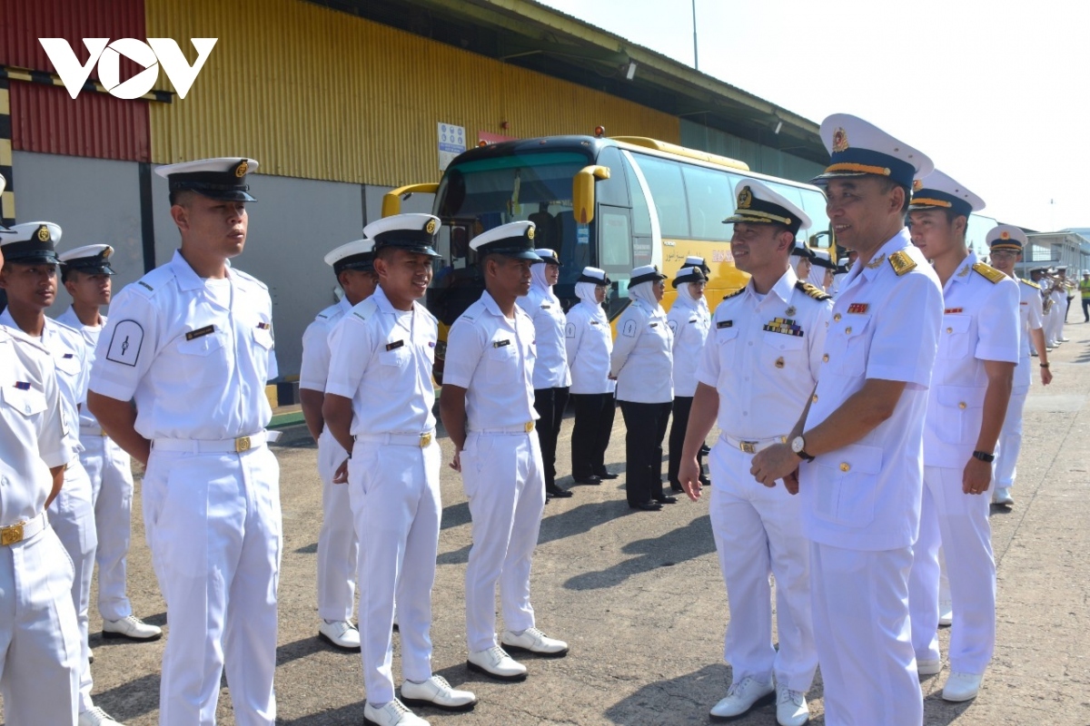 Lieutenant Colonel Shahairil haji Mohd Shahlan, the Royal Brunei Navy's Commanding Officer of the Maintenance Department, welcomes Vietnamese officers and sailors aboard navy vessel Le Quy Don at Port of Muara on July 29