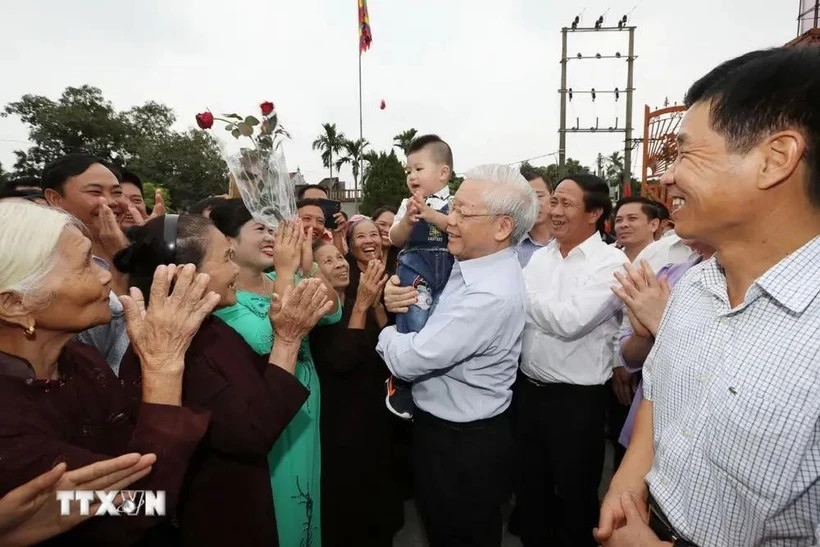 Party General Secretary Nguyen Phu Trong and people in Thuong Dien village, Vinh Quang commune, Vinh Bao district, Hai Phong city.