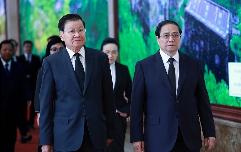 Prime Minister Pham Minh Chinh (R) and General Secretary of the Lao People's Revolutionary Party (LPRP) and President of Laos Thongloun Sisoulith 