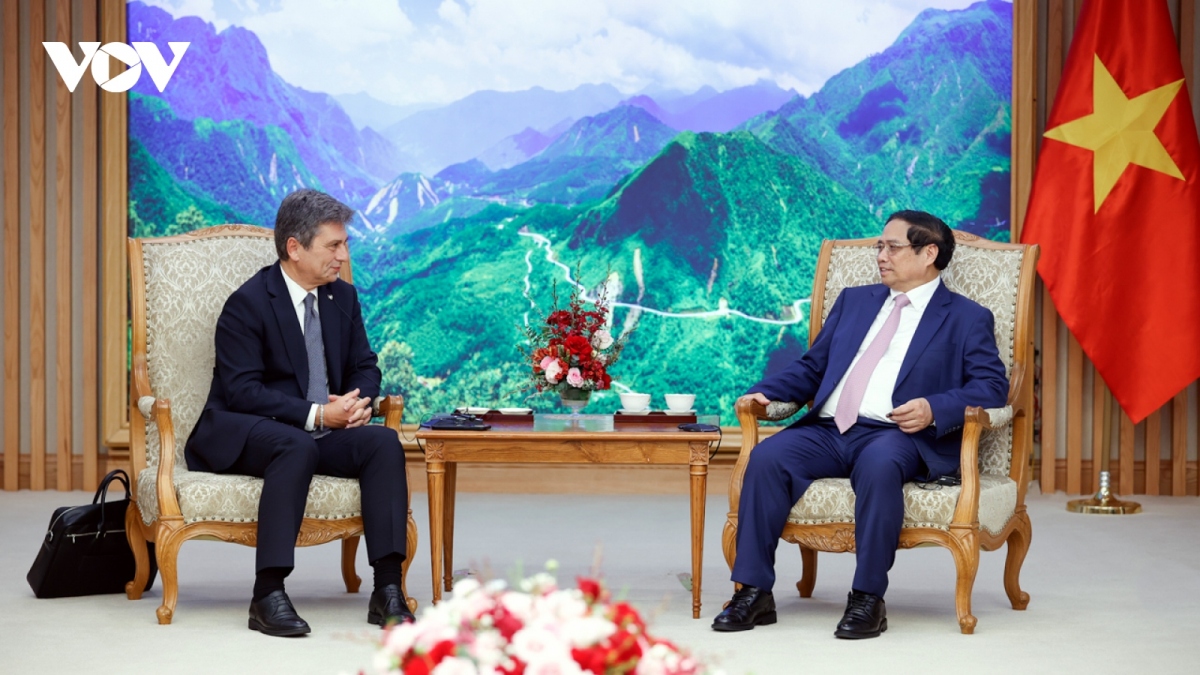 Vietnamese Prime Minister Pham Minh Chinh (R) meets FIATA President Turgut Erkeskin in Hanoi on July 9