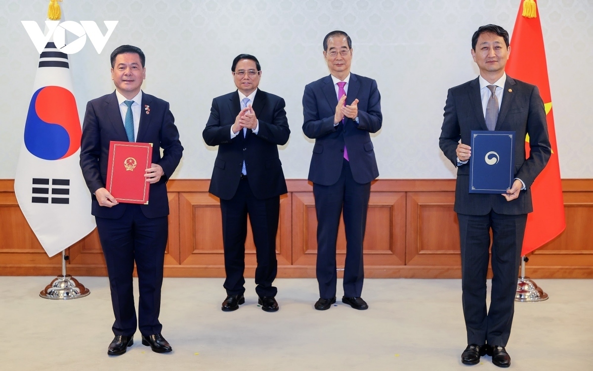 Vietnamese Prime Minister Pham Minh Chinh and RoK Prime Minister Han Duck-soo witness the exchange of cooperation documents between the two countries' ministries, agencies and localities during Chinh's visit to RoK from June 30 to July 3.