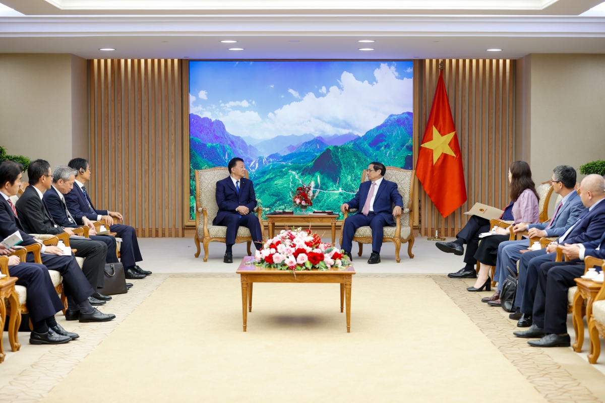 Vietnamese Prime Minister Pham Minh Chinh and Japanese Ministser in charge of Economy and the CPTPP Yoshitaka Shindo during their meeting in Hanoi on July 9. (Photo: VGP)