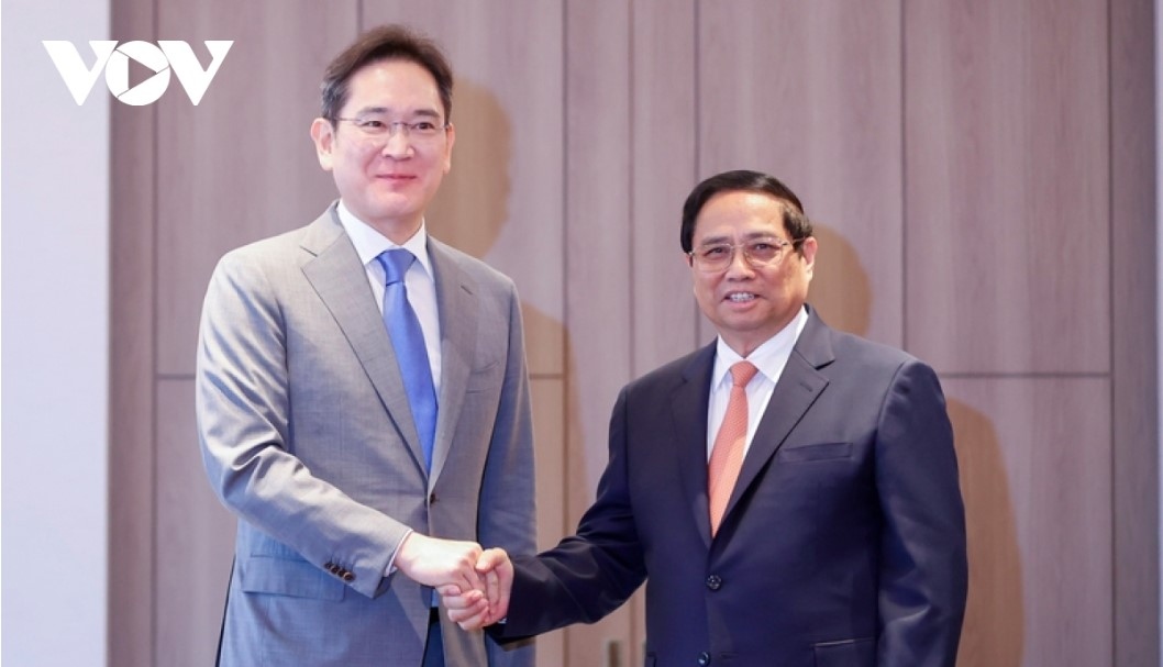 Prime Minister Pham Minh Chinh (L) meets with Samsung Chairman Lee Jae Yong