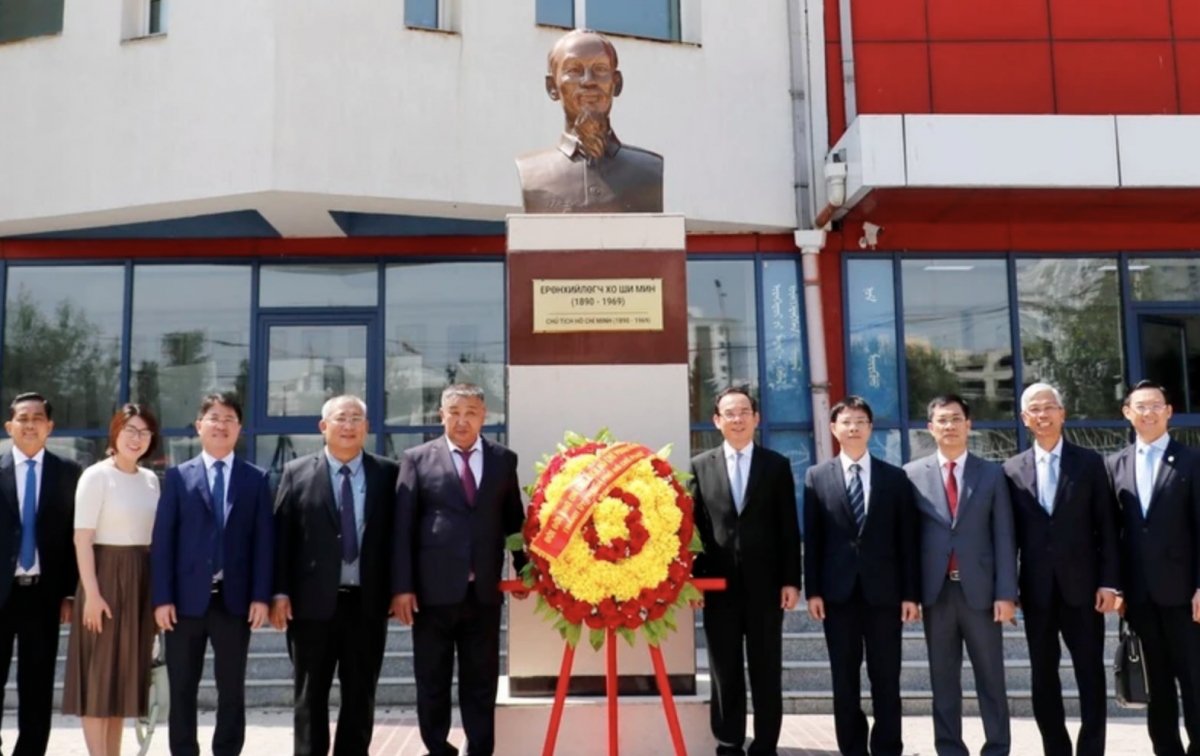 The Vietnamese delegation pays homage to President Ho Chi Minh (Photo: sggp.org.vn)