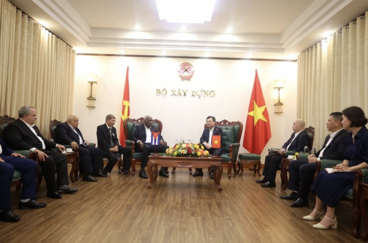 Minister of Construction Nguyen Thanh Nghi and Algeria's Minister of War Veterans and Rights Holders Laid Rebigua, Hanoi, July 26 (Photo: VNA)