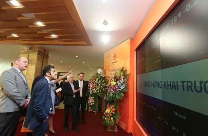 Foreign investors at an event in the Hanoi Stock Exchange (HNX). (Photo courtesy of HNX)