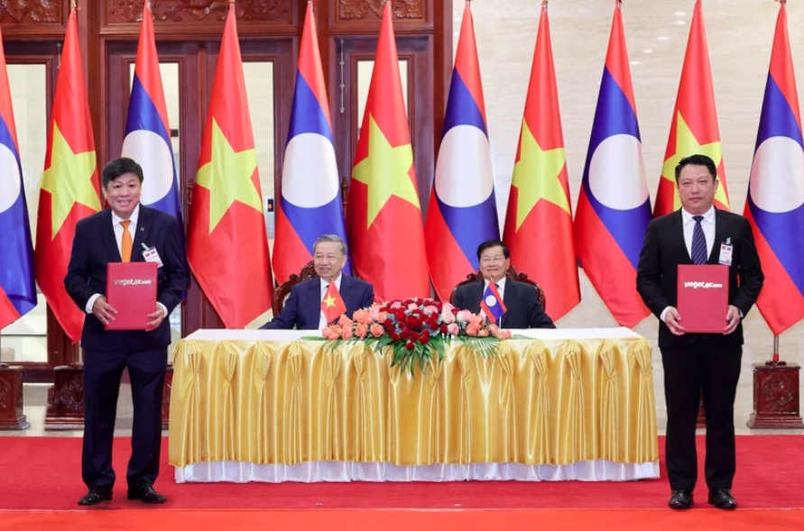 Vietnam’s President To Lam, Party General Secretary and President of Laos Thongloun Sisoulith witness the agreement announcement in Vientiane on July 11, 2024. (Photo courtesy of Vietjet)