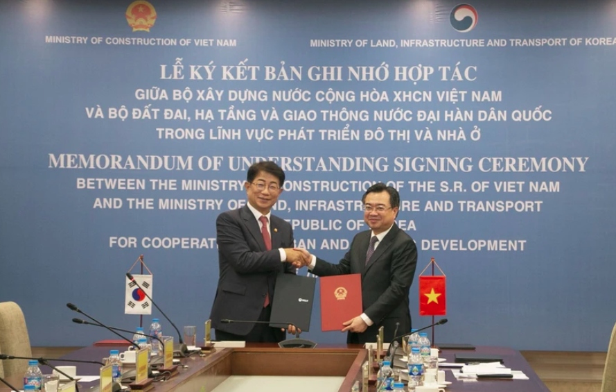 Minister of Construction Nguyen Thanh Nghi (R) and Minister of Land, Infrastructure and Transport of the Republic of Korea (RoK) Park Sanwoo at the MoU signing ceremony (Photo: diendandoanhnghiep.vn)