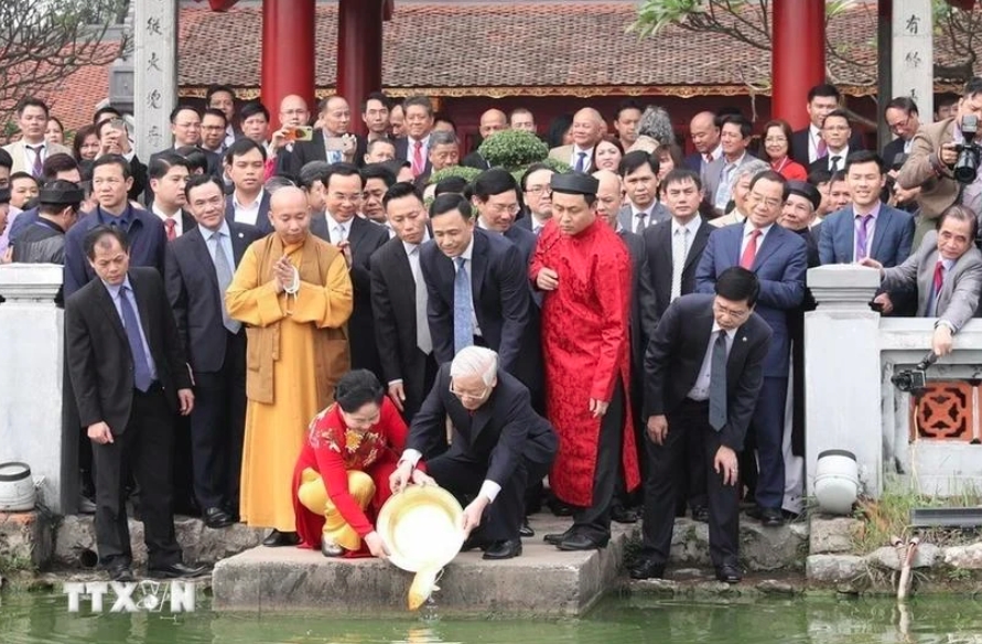 Party General Secretary and State President Nguyen Phu Trong and his spouse release carps, a traditional practice ahead of a Lunar New Year, at the 2019 Homeland Spring programme, which gathered overseas Vietnamese, at Hoan Kiem Lake in Hanoi.