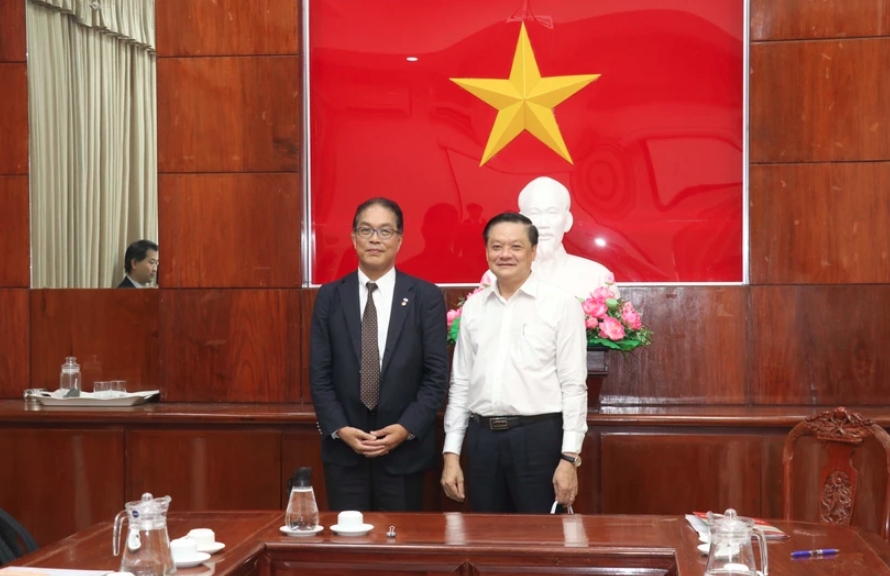 Vice Chairman of Can Tho People’s Committee Duong Tan Hien (right) and Watatu Sudou, Vice President for International Cooperation of Fujitsu Limited
