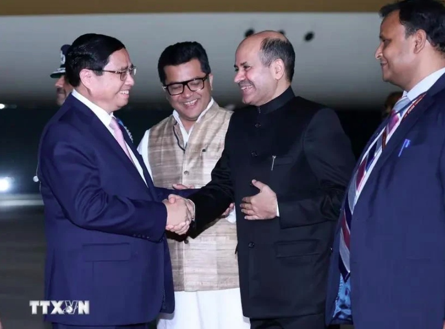 Indian officials welcome PM Pham Minh Chinh at the Palam Airbase in New Delhi.