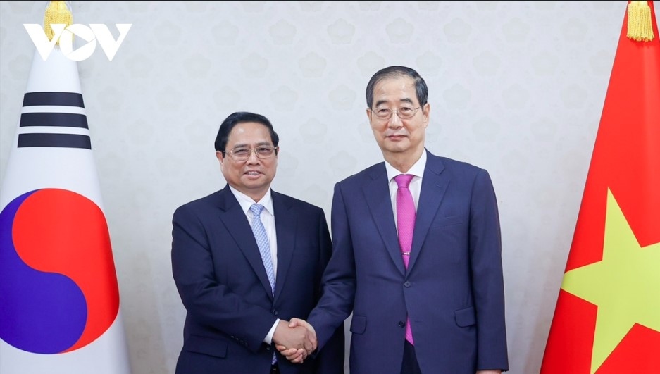 Prime Minister Pham Minh Chinh and his RoK counterpart Han Duck-soo