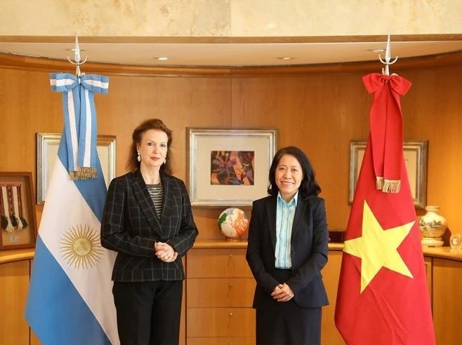 Vietnamese Ambassador to Argentina Ngo Minh Nguyet (R) and Argentine Foreign Minister Diana Mondino at their working session in Buenos Aires on July 19