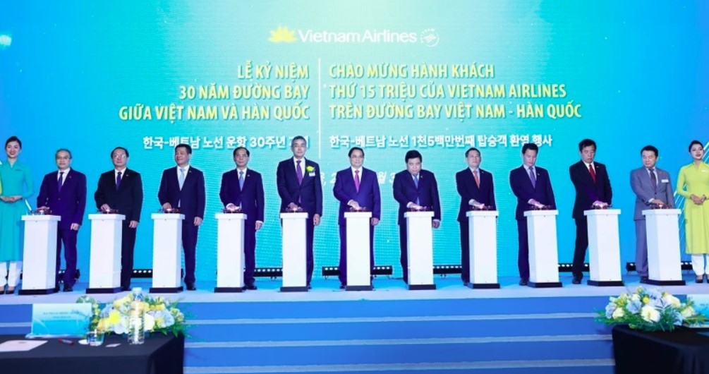 Vietnamese Prime Minister Pham Minh Chinh (seventh from left) attends the ceremony maarking 30 years of Vietnam Airlines opening direct flights between Ho Chi Minh City and Seoul