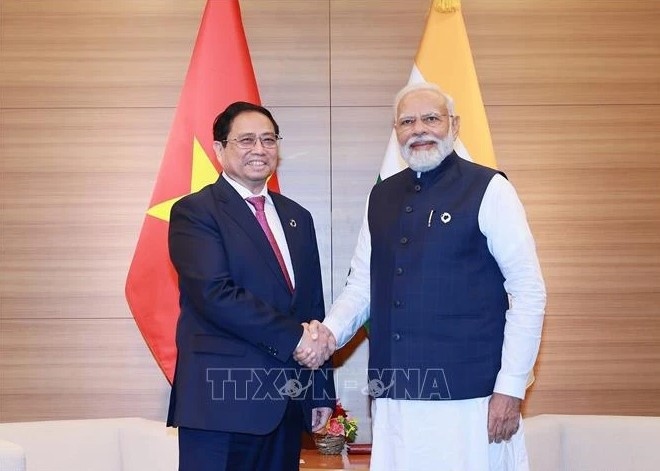 PM Pham Minh Chinh (left) and his Indian counterpart Narendra Modi meets at the expanded G7 Summit in Hiroshima, Japan, on May 20, 2023.