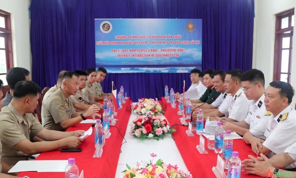 The naval forces of Vietnam and the Philippines meet to share information at the friendship exchange on Song Tu Tay Island on July 10. (Photo: qdnd.vn)