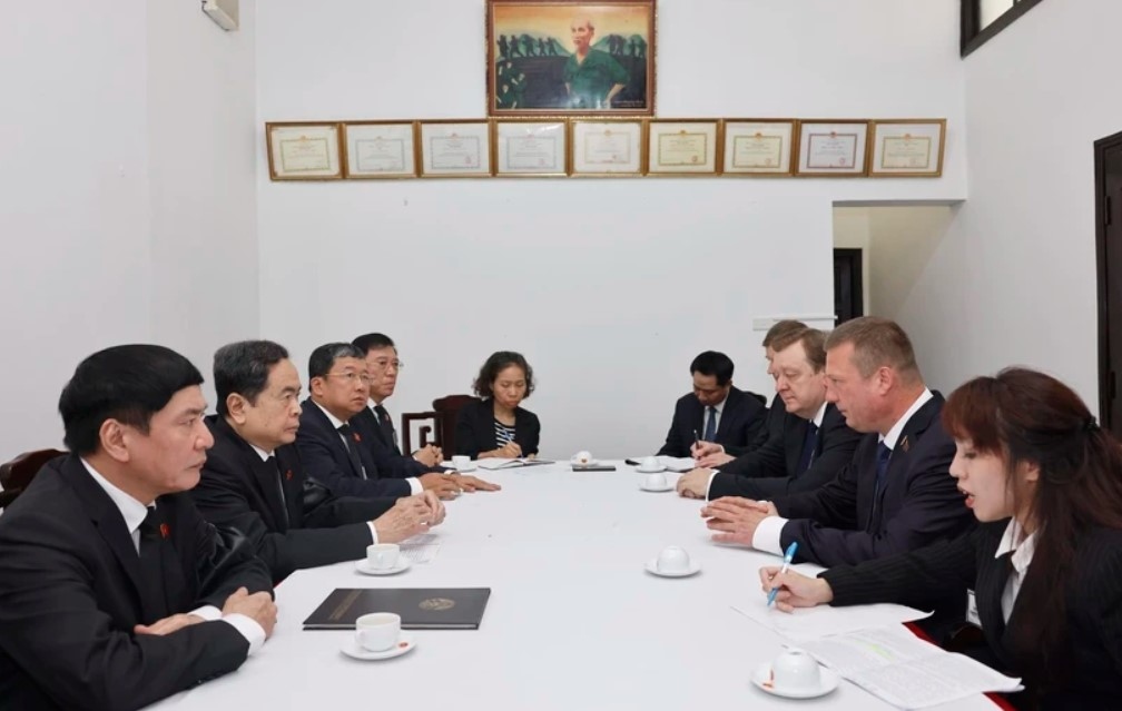 The meeting between National Assembly Chairman Tran Thanh Man and Siarhei Khamenka, Vice Chairman of the Council of the Republic (Senate) of Belarus (Photo: VNA)