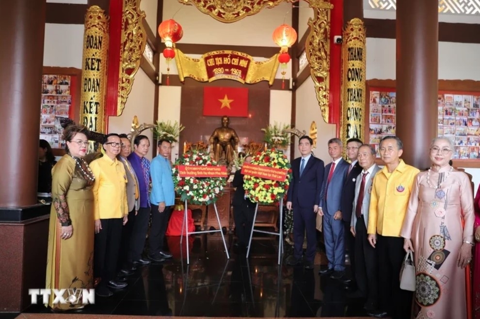 Tran Van Sau, Vice President of the Association of Vietnamese in Thailand ( second, from left) is with visitors at the memorial site dedicated to President Ho Chi Minh in May village. (Photo: VNA)