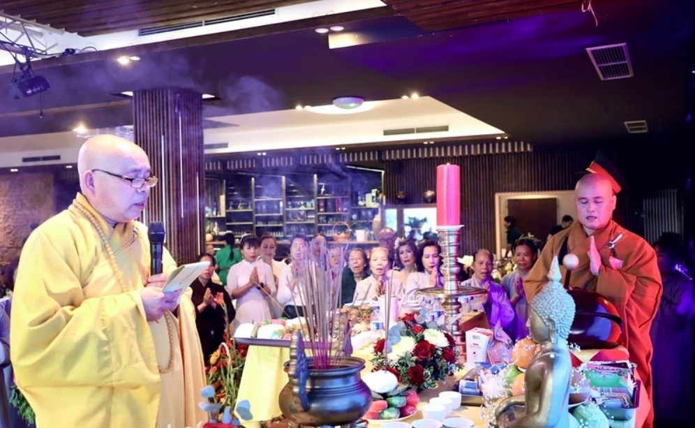 Venerable Thich Tu Nhon, head of Tu An Pagoda (Berlin), presides over a requiem for martyrs. (Photo: VNA)