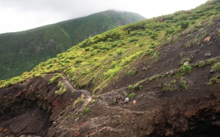 Two female Vietnamese hikers are rescued by Japanese forces (Photo: Hikemasterjapan)