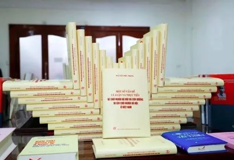 Party General Secretary Nguyen Phu Trong's book titled “Some theoretical and practical issues on socialism and the path towards socialism in Vietnam”. (Photo: VNA)