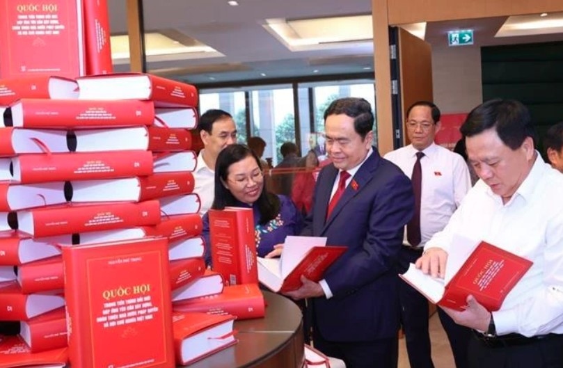 NA Chairman Tran Thanh Man visits a display area of the book (Photo: VNA)