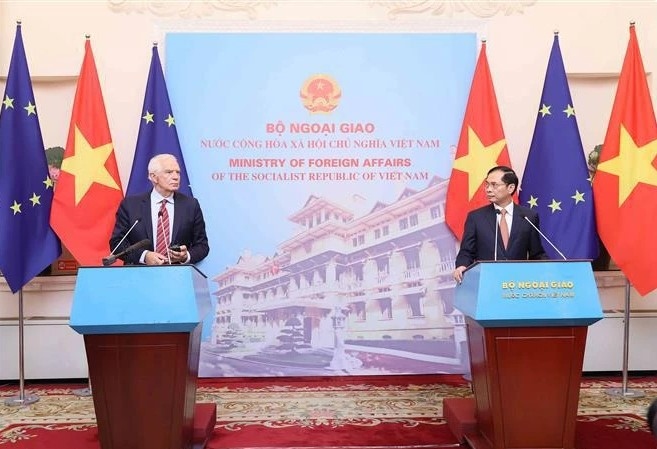 Minister of Foreign Affairs Bui Thanh Son (R) and Josep Borrell Fontelles, Vice President of the European Commission (EC) and High Representative of the European Union for Foreign Affairs and Security Policy, announce the outcomes of their talks in Hanoi on July 30.