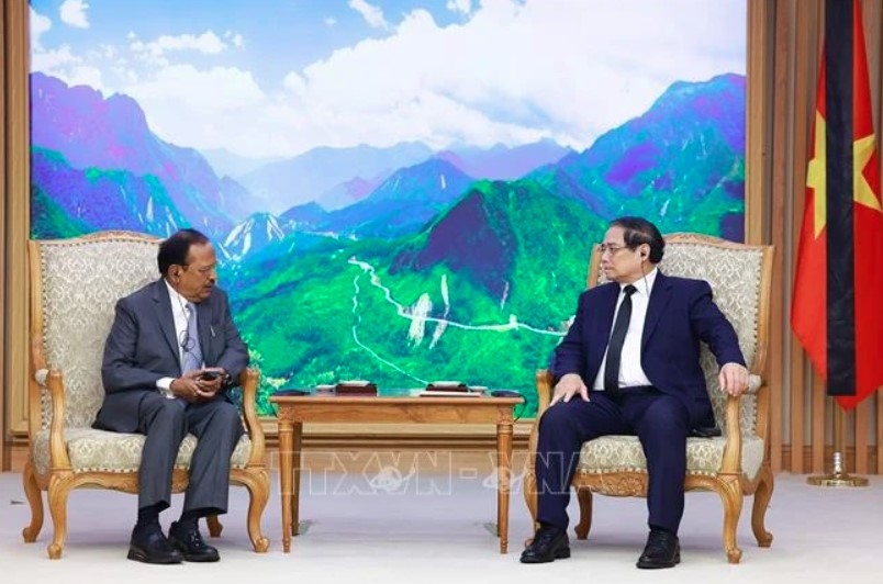 Prime Minister Pham Minh Chinh receives in Hanoi on July 24 National Security Advisor of India Ajit Doval, who is now in Vietnam to attend the funeral for General Secretary of the Communist Party of Vietnam Nguyen Phu Trong. (Photo: VNA)