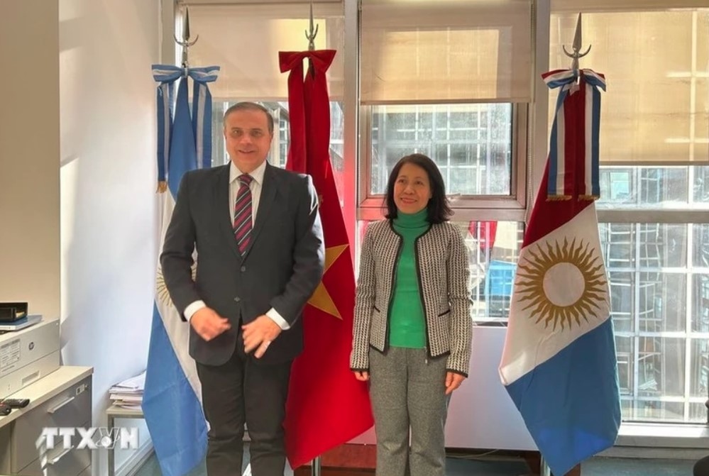 Vietnamese Ambassador to Argentina Ngo Minh Nguyet (R) and Congressman Juan Fernando Brugge (Photo: VNA)