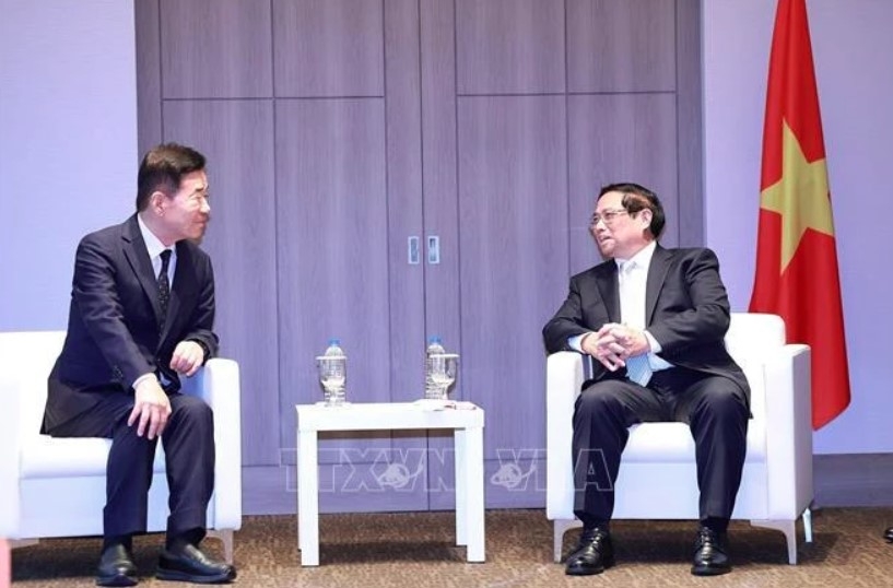 Vietnamese Prime Minister Pham Minh Chinh (R) and Kim Jin-pyo, chairperson of the Republic of Korea (RoK)’s global innovation research association and former Speaker of the country’s National Assembly, at their meeting in Seoul on July 2. (Photo: VNA)