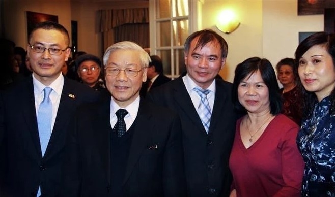 Vu Kim Thanh (centre) and his wife pose for a group photo with Party General Secretary Nguyen Phu Trong during the leader's visit to the UK in 2013.