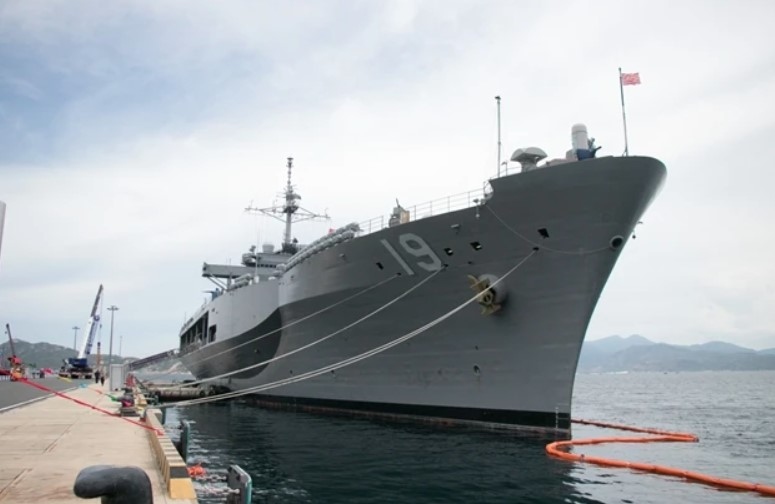 The United States Navy’s 7th Fleet flagship USS Blue Ridge docked at Cam Ranh International Port, Khanh Hoa Province. (Photo: VNA)