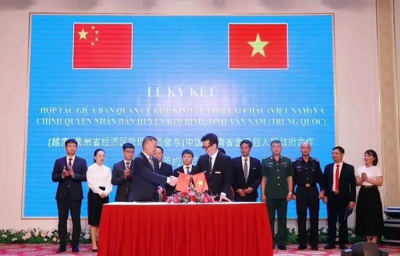 Lai Chau Economic Zone Management Board and the administration of Jinping district, China's Yunnan province sign a MOU in the northern province of Lai Chau.